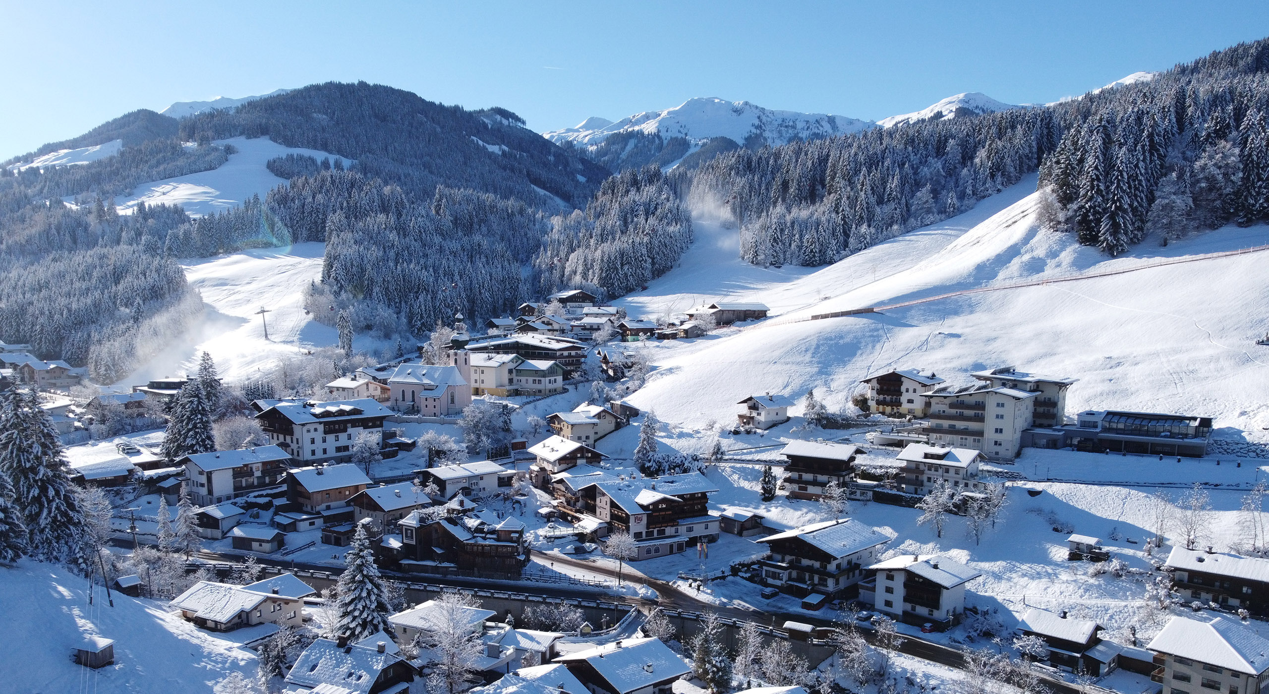 Winterlandschaft in Auffach mit verschneitem Dorf und Hotel Platzl
