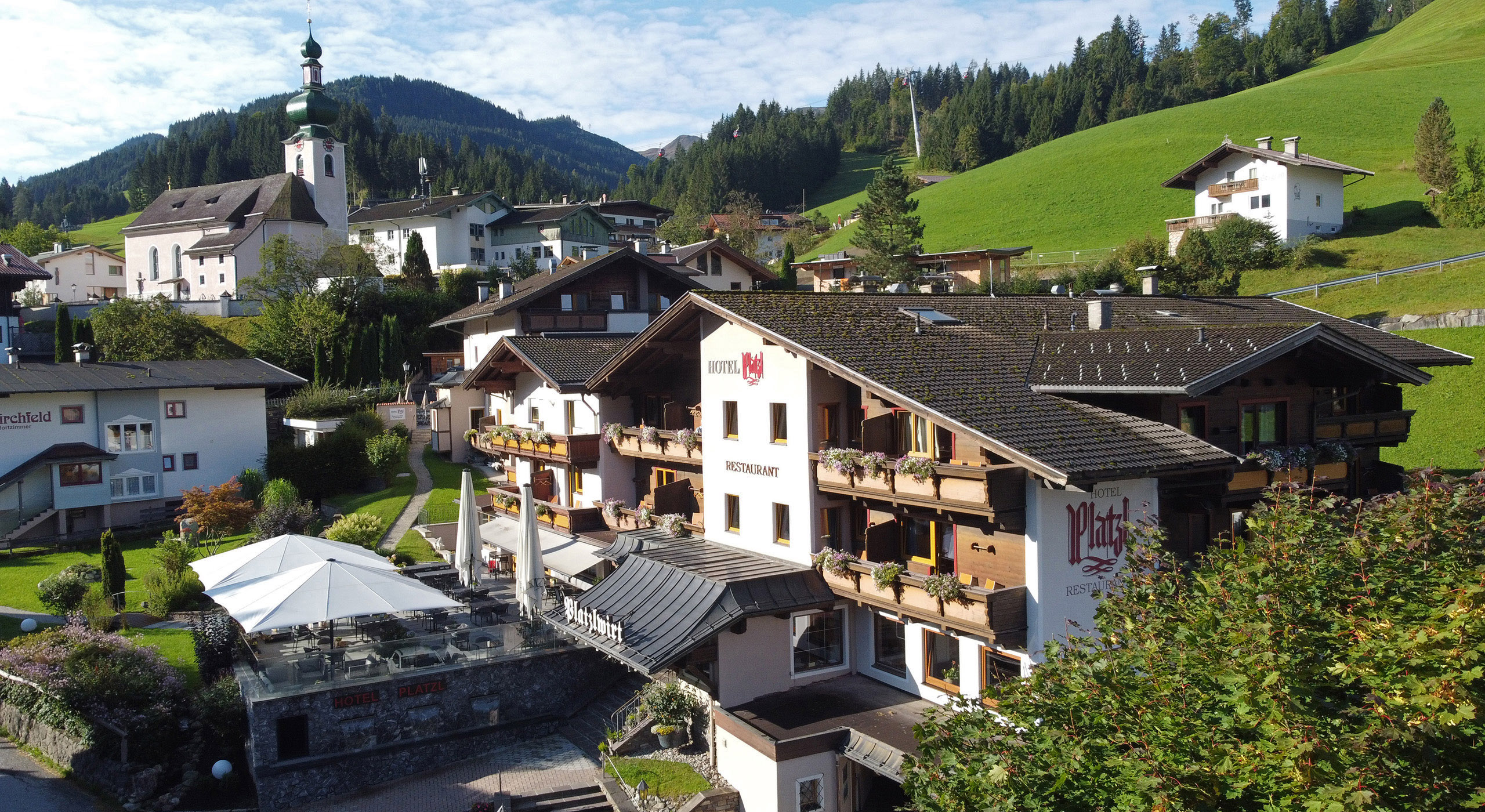 Hotel Platzl in Auffach im Sommer mit Terrasse und Bergpanorama