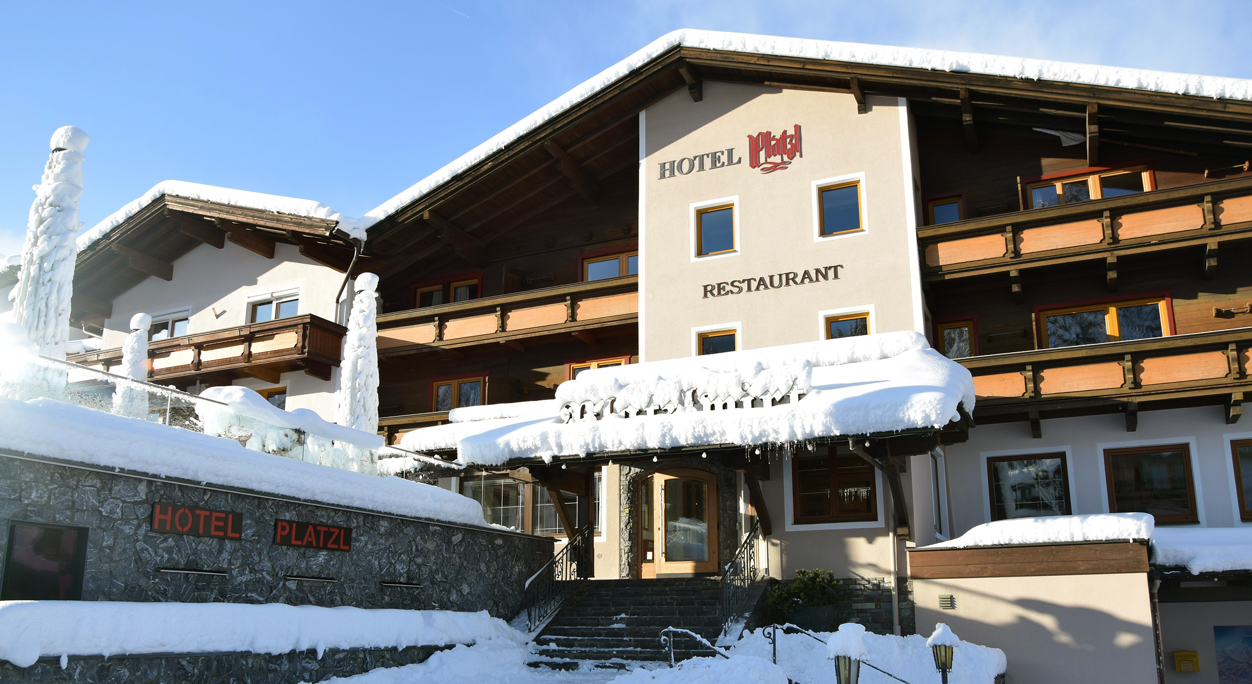 3-Sterne-Hotel Platzl - verschneite Fassade mit Haupteingang im Winter