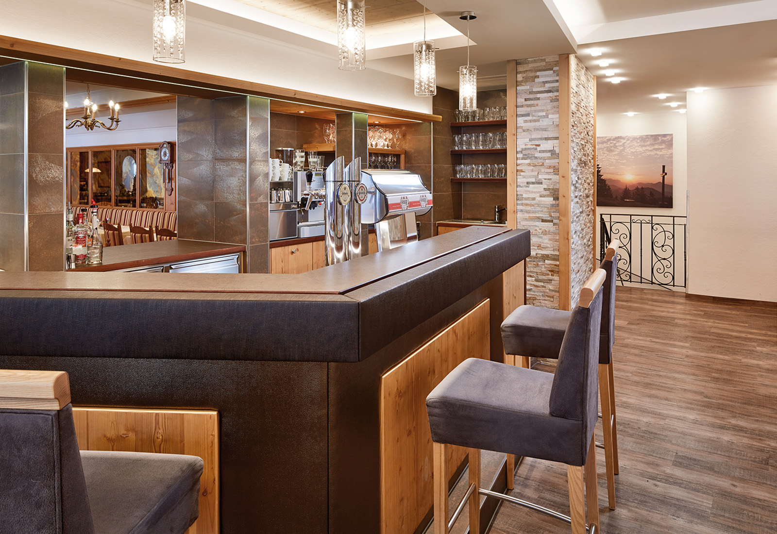 Stilvolle Hotelbar mit hohen Barhockern, Zapfanlage und warmem Holzambiente