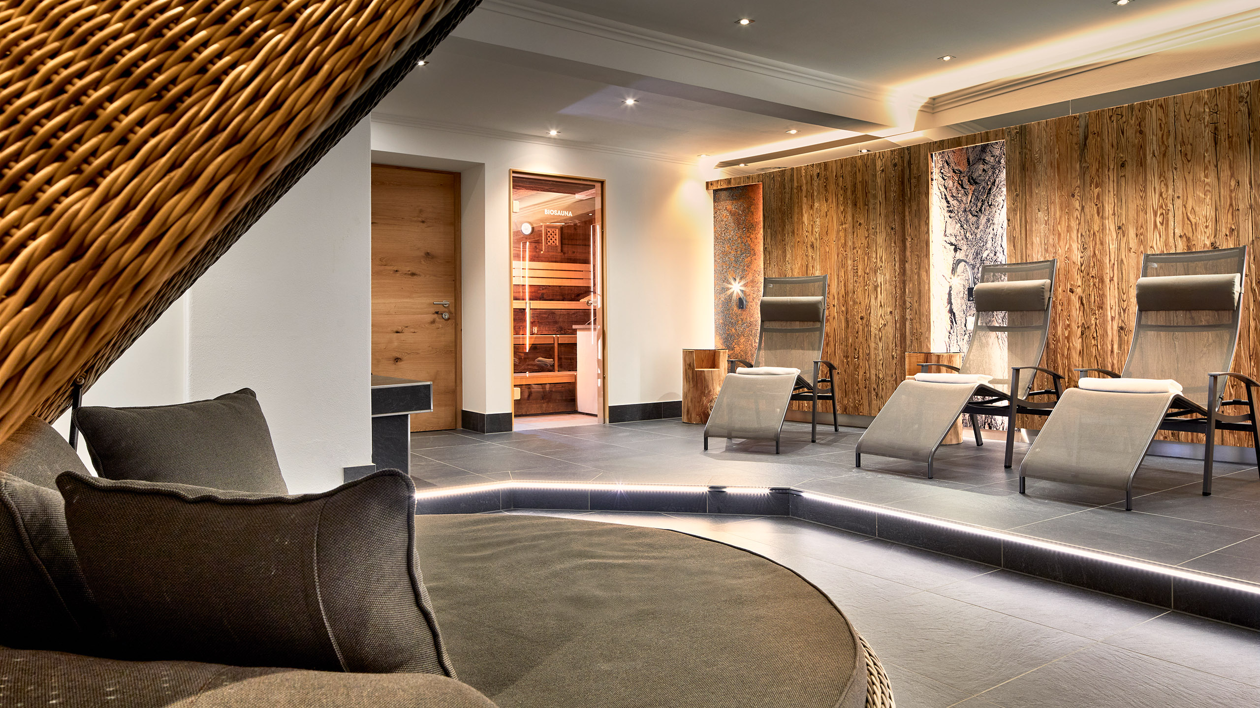 Wellnessbereich im Hotel Platzl mit Ruheliegen und modernem Holzdesign