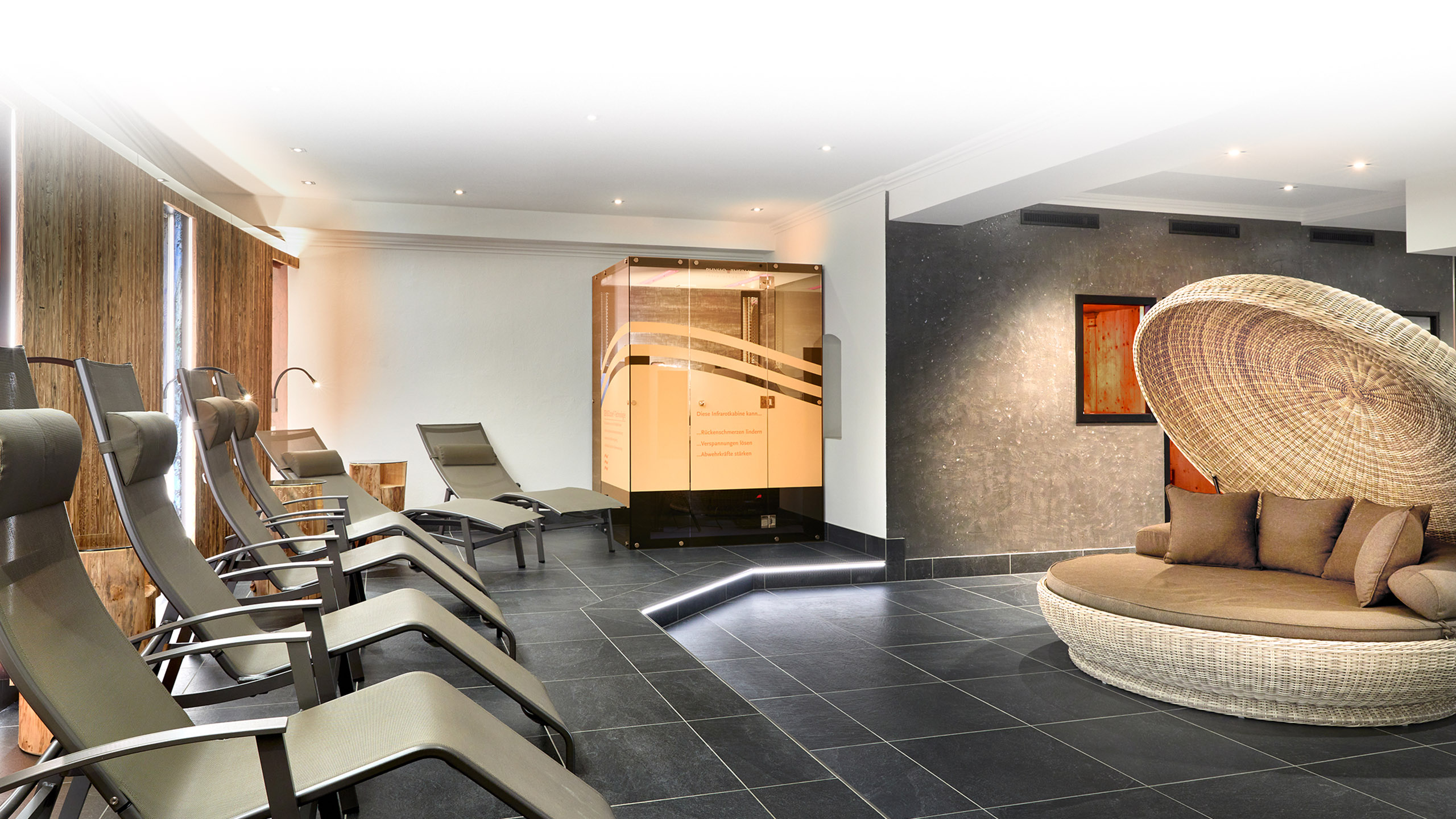 Moderner Ruheraum im Wellnessbereich mit Relaxliegen und stilvoller Einrichtung